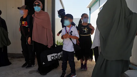 Des membres de familles australiennes du camp d'al-Roj, dans l'est de la Syrie, se préparent à partir pour Damas dans le cadre d'un deuxième effort de rapatriement.