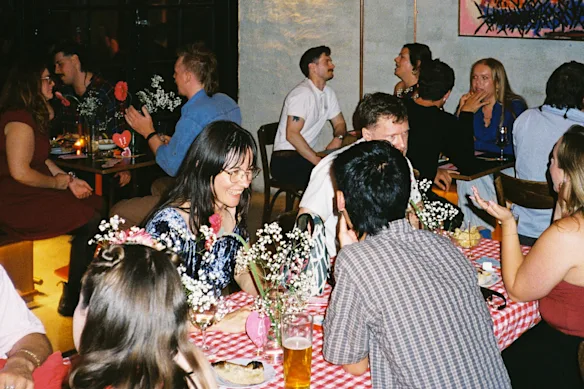 Le Crush Club est devenu si populaire parmi les célibataires de Melbourne que leurs événements attirent désormais de longues listes d'attente.