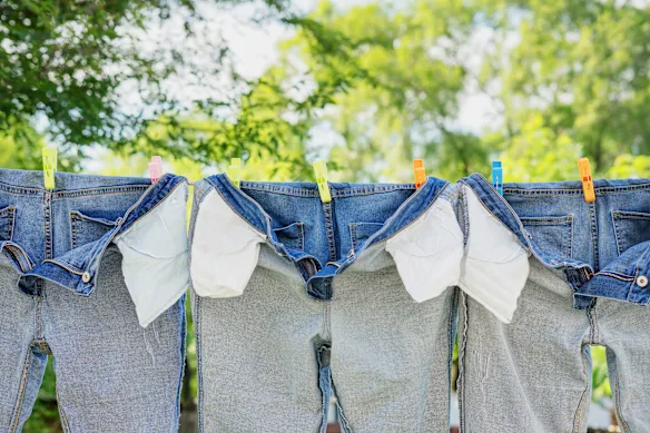 Secouer vos jeans avant de les faire sécher à l'air peut aider à éviter cette sensation de craquement.