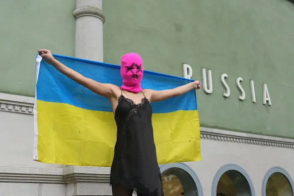 Des militants manifestent contre la présence de la Russie à la Biennale de Venise.
