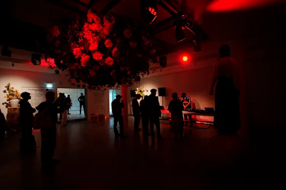 Un DJ se produit mardi à l'intérieur du pavillon de la Russie.