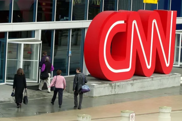 La réalisation marquante de Turner a été la création du Cable News Network (CNN), le premier réseau de télévision d'information continue 24 heures sur 24, en 1980.