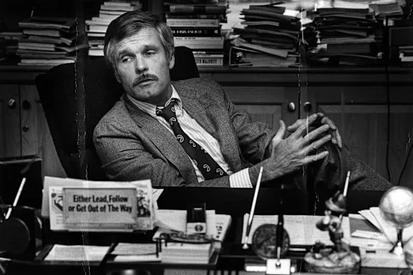 Ted Turner est vu à son bureau au CNN Center en 1982. 