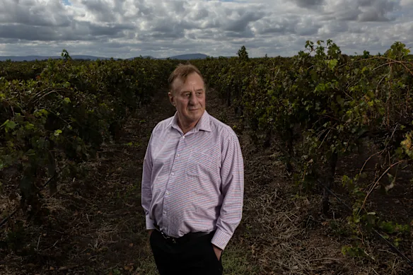 Darren De Bortoli, directeur général des vins De Bortoli, affirme qu'une grande partie du mécontentement de Farrer est due à une « politique de l'eau défectueuse ».