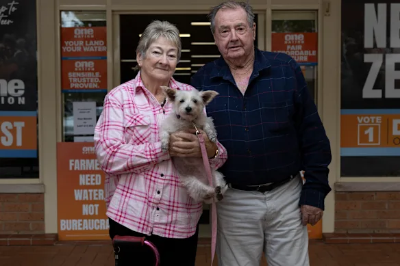 Judy et Wally Currie, avec leur chien Runty, à Griffith.