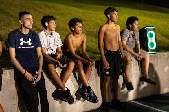 Des adolescents autochtones de Waterloo participent à une séance de formation.