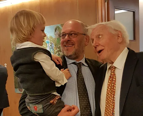 Puis les rires commencent... Tim Flannery avec son fils Coleby et David Attenborough.