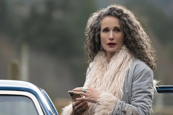 Andie MacDowell est gracieusement passée aux cheveux gris.
