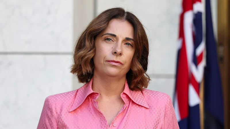 Anika Wells s'excuse d'avoir enfreint les règles de voyage et rembourse les contribuables