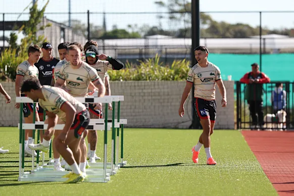 Le débutant des Rabbitohs, Latrell Siegwalt (bottes roses), s'entraîne à Heffron Park vendredi matin.