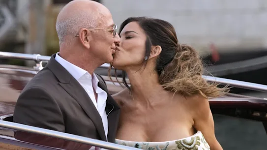 Bezos et Sánchez sont photographiés ici en train de partager un baiser alors qu'ils quittent leur hôtel à Venise pour une réception avant le mariage.