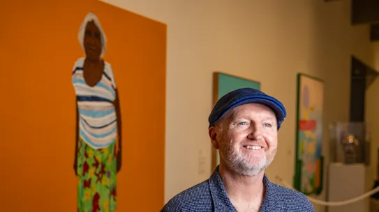 Richard Lewer avec son portrait d'Iluwanti Ken, lauréat du prix Archibald, à la Art Gallery of NSW.