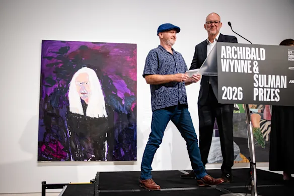 Le président de la Art Gallery of NSW Trust, Michael Rose (à droite), remet à Richard Lewer le prix Archibald 2026.