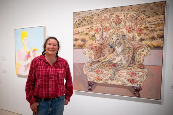 Lucy Culliton à la Art Gallery of NSW avec sa peinture de son lévrier Toolah, lauréate du prix Sulman.