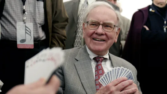 Warren Buffett augmente ses participations dans les producteurs de pétrole et de gaz, car la poussée vers des investissements axés sur l'environnement les rend moins chers.