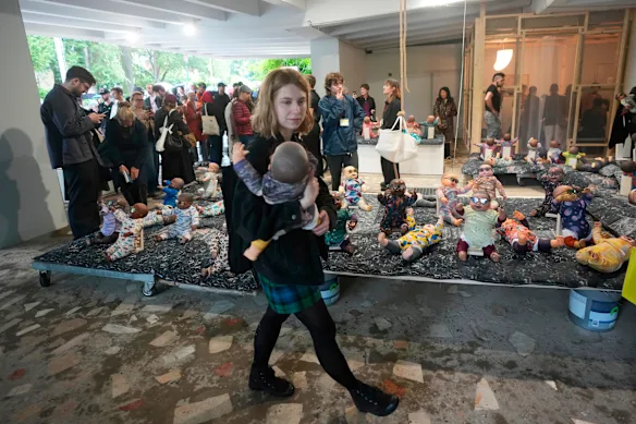 Envie de faire du babysitting ? L'installation Biennale d'Ei Arakawa-Nash vous couvre.