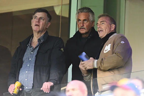 Kevin Costner (à droite) était un spectateur fasciné du Gabba.