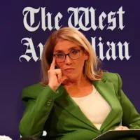 La trésorière de WA, Rita Saffioti, déçue alors que les blagues de Chris Dore tombent à plat