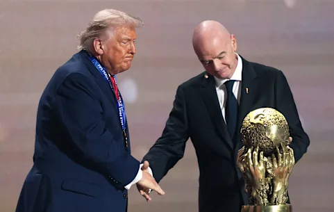 Le président de la FIFA, Gianni Infantino, a remis au président Donald Trump le Prix de la paix de la FIFA à la fin de l'année dernière.