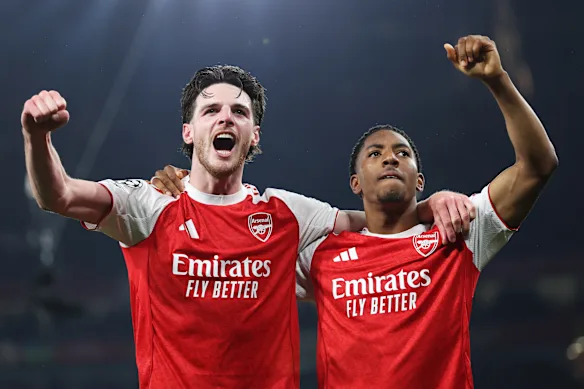 Declan Rice et Myles Lewis-Skelly célèbrent la progression d'Arsenal vers la finale de l'UEFA Champions League.