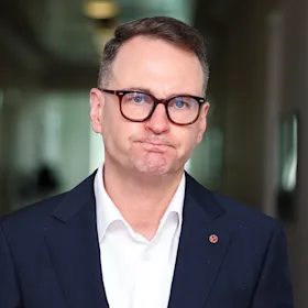 Le sénateur libéral Andrew Bragg.