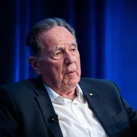 L'ancien président de l'ACCC, Graeme Samuel, a déclaré que Longo s'était concentré sur l'application de la loi.