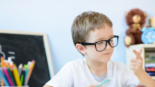 Le regard des adolescents ? Déjà? Il n'a que cinq ans.