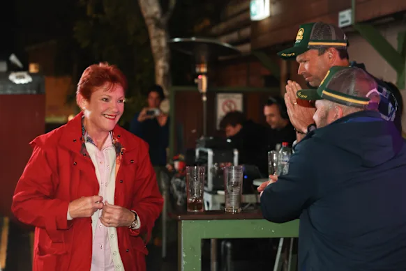 La dirigeante de One Nation, Pauline Hanson, dans un pub à Albury vendredi soir.