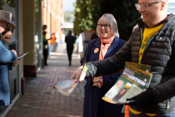 La candidate indépendante Michelle Milthorpe (au centre) fait campagne à Albury cette semaine.