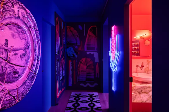 De nombreuses autres œuvres d’art couvrent chaque centimètre d’espace mural dans chaque pièce.