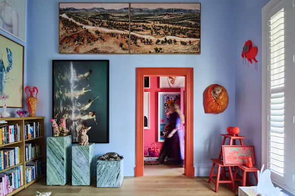Le bureau à domicile est bleu pâle et la chambre principale le plus doux du rose pâle.