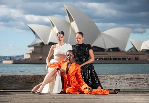 Marisa Pavela, Miji Awakyr et Cameron Stephens posent devant l'Opéra de Sydney en Carla Zampatti.