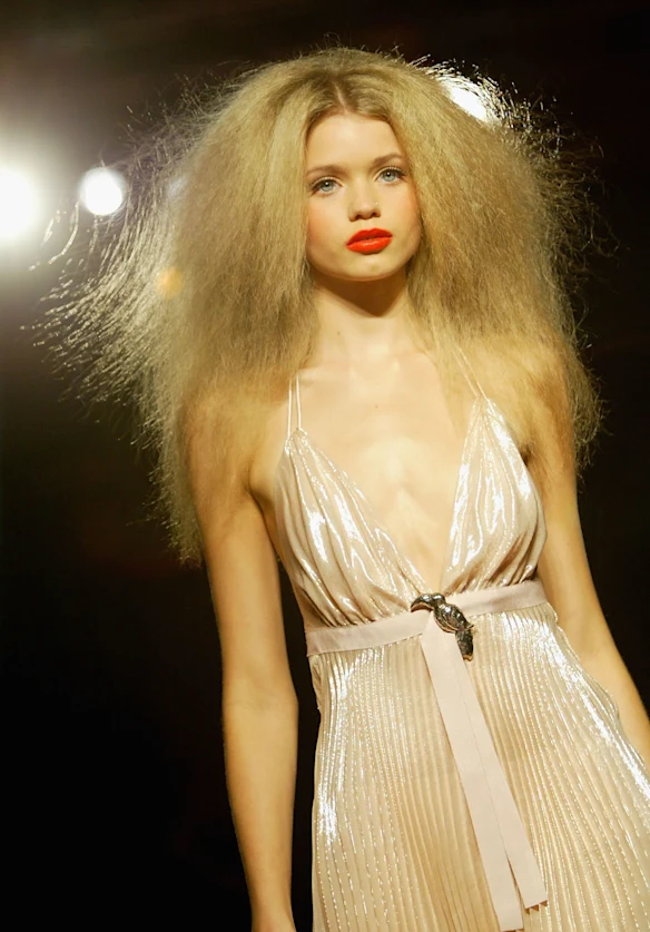 Abbey Lee au défilé Lisa Ho pour la Fashion Week australienne en 2004.