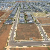 Le trésorier Jim Chalmers annonce 2 milliards de dollars pour les infrastructures de logement afin d&rsquo;aider à construire 65 000 nouveaux logements
