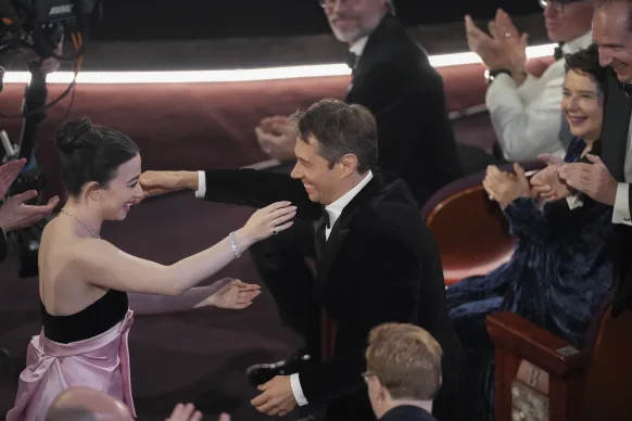 Sean Baker embrasse la star d'Anora Mikey Madison après l'un de ses Oscars l'année dernière.