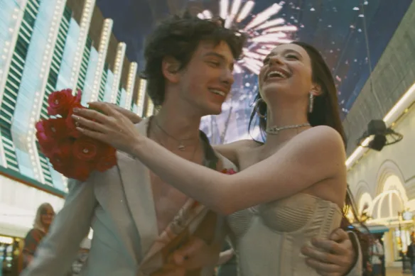 Mark Eydelshteyn et Mikey Madison dans Anora.