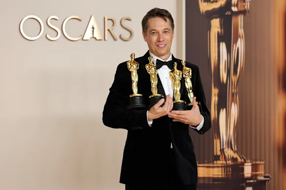 « La veille de mon entrée dans cette bibliothèque, je voulais devenir ouvrier du bâtiment. Le lendemain matin, je disais à ma mère que je voulais faire des films » : Sean Baker avec ses quatre Oscars pour Anora. 