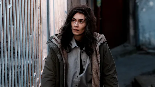 Sous surveillance : Melisa Sözen dans le film Roya de Mahnaz Mohammadi.