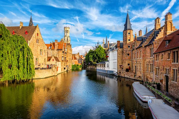 Ici aussi, c'est plus calme pour les groupes de touristes. Le canal Rozenhoedkaai, les maisons historiques en briques et le beffroi de la vieille ville médiévale de Bruges, en Belgique.