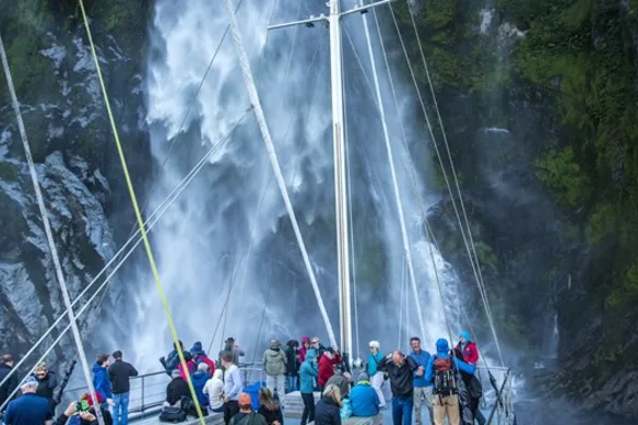 Quelque chose de plus proche à venir : un groupe de touristes à Milford Sound, en Nouvelle-Zélande.