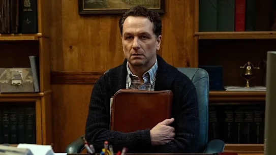 Matthew Rhys joue dans la nouvelle série de comédie et d'horreur Apple TV Widow's Bay.