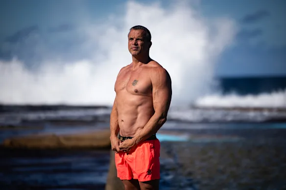 Scott Miller, médaillé olympique, pose pour un portrait aux piscines Narrabeen Rock samedi.