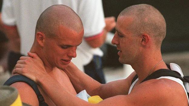 Le nageur néo-zélandais Paul Kent console l'Australien Scott Miller après avoir terminé deuxième du 100 m papillon masculin aux Jeux olympiques d'Atlanta de 1996.
