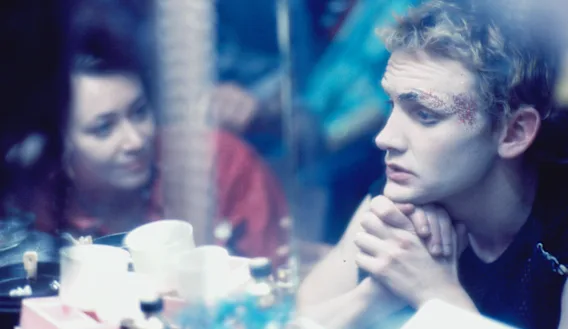 Tracey Mann avec David Argue, qui incarnait à la fois un employé d'un bureau de placement en roller et une drag queen dans Going Down.