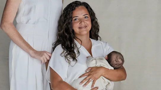 Ashleigh Raper (debout) a porté bébé Mia comme mère porteuse de sa meilleure amie, Lucy Koops.