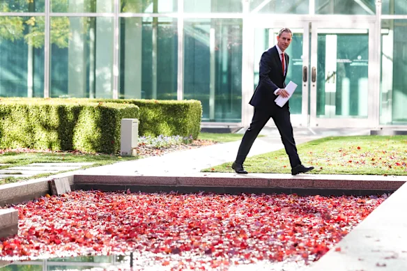 Le trésorier Jim Chalmers arrive au Parlement pour une interview avant le budget. 