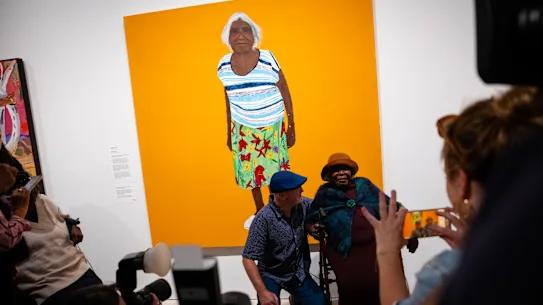 Richard Lewer a remporté le prix Archibald de cette année pour son portrait de l'aîné de Pitjantjatjara et artiste Iluwanti Ken.