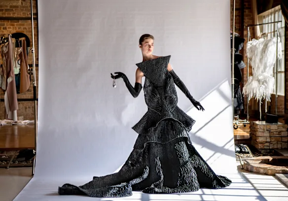Une robe de la dernière collection de Toni Maticevski présentée à l'Australian Fashion Week, portée par Stella Hinton.