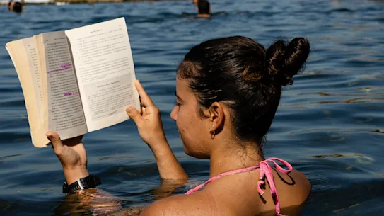 Tiana Milosevska lit à Mahon Pool, Maroubra, par une journée inhabituellement chaude d'avril.