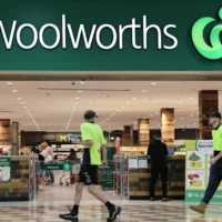 Un employé de Woolworths chargé de couvrir sa « fissure de plombier » a vu son affaire rejetée